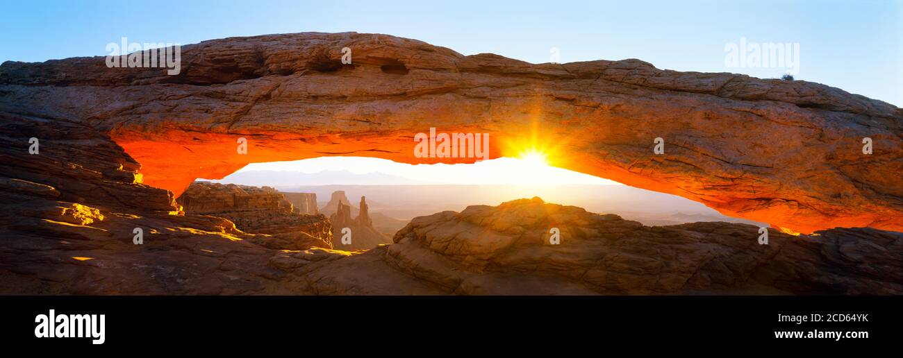 Mesa Arch all'alba, e il Parco Nazionale di Canyonlands, Utah, Stati Uniti d'America Foto Stock