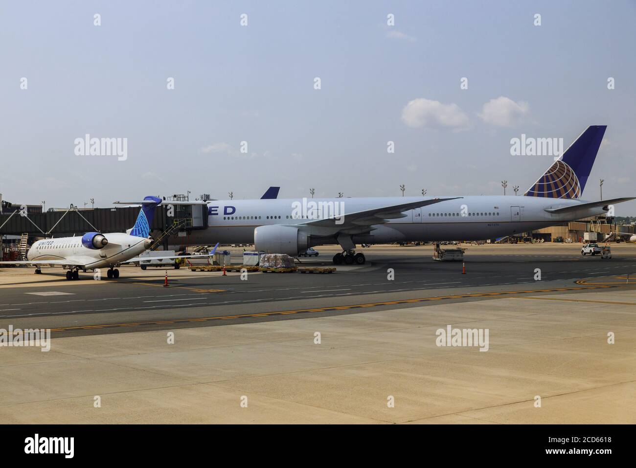 NEWARK, NJ -25 AGOSTO 2020 Vista di un aereo da United Airlines UA all'aeroporto internazionale Newark Liberty EWR in New Jersey, Stati Uniti Foto Stock