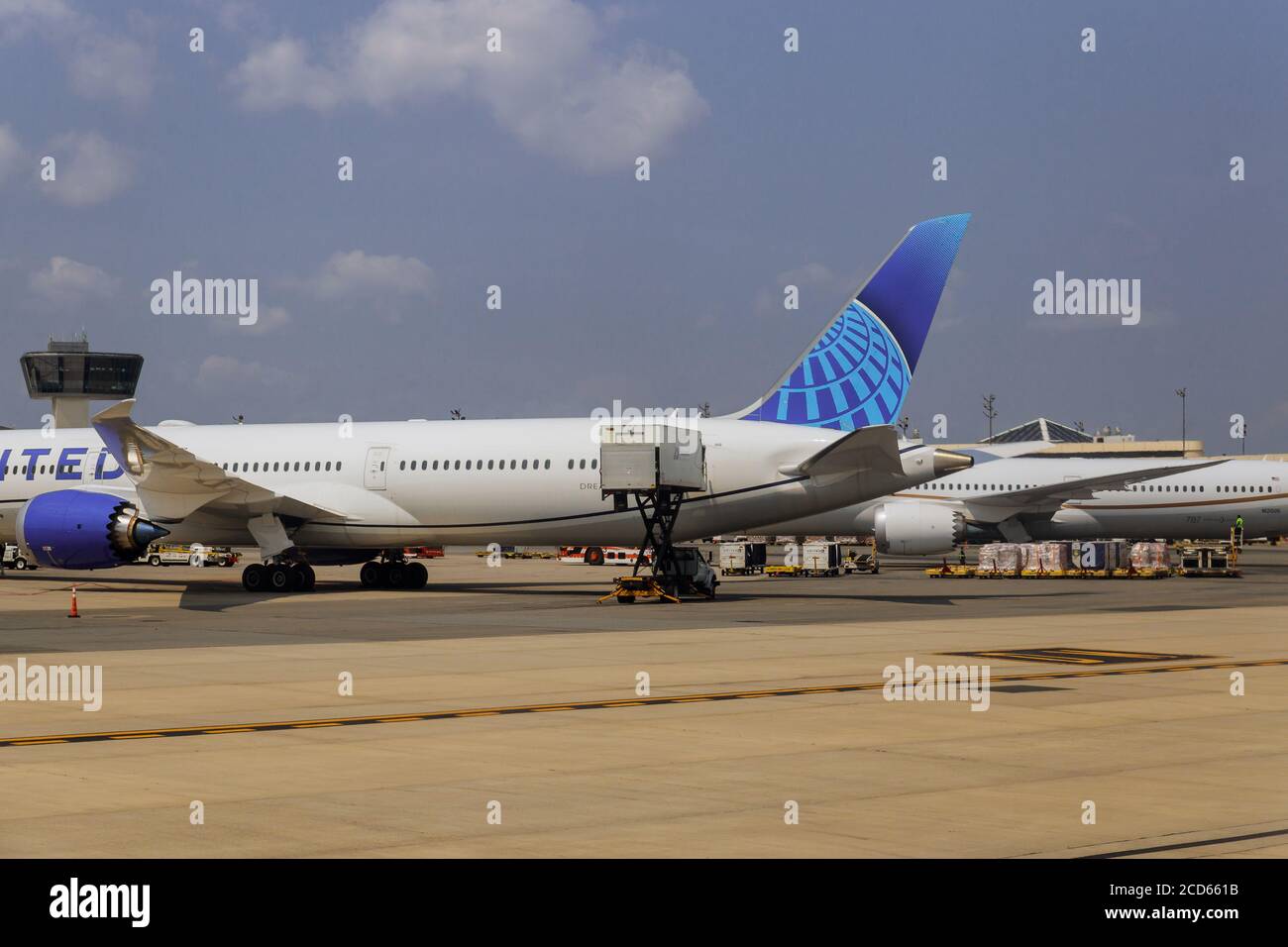 NEWARK, NJ -25 AGOSTO 2020 aeroplano in fase di preparazione per il decollo in aeroporto internazionale a viaggiare in giro nella vista del mondo di aereo atterrato Foto Stock