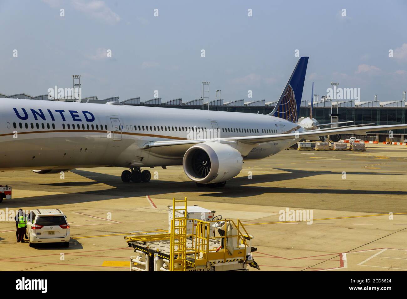 NEWARK, NJ -25 AGOSTO 2020 aerei United Airlines sul terminal C gate di prepararsi per la partenza all'aeroporto internazionale Newark Liberty EWR in New Jersey. Foto Stock