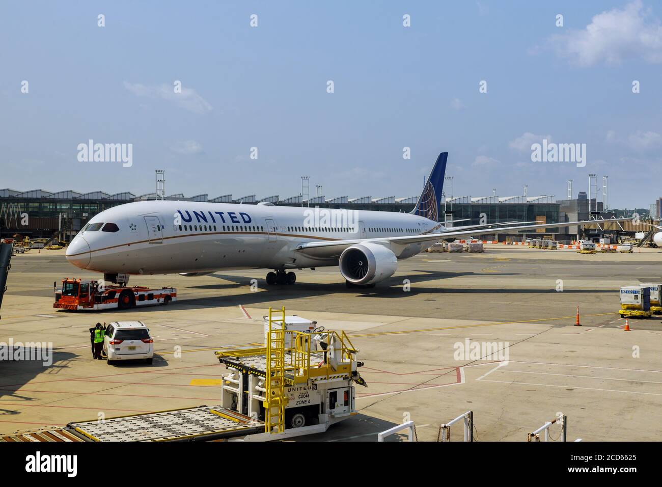 NEWARK, NJ -25 AGOSTO 2020, terminal C della United Airlines per United con collegamenti di volo, attrezzature per la movimentazione a terra all'aeroporto internazionale Newark Liberty EWR in New Jersey. Foto Stock
