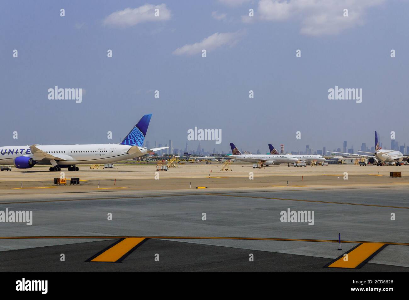 NEWARK, NJ -25 AGOSTO 2020 Vista di un aereo dalla compagnia aerea regionale United Express da United Airlines UA all'aeroporto internazionale Newark Liberty EWR in New Jersey, Stati Uniti Foto Stock
