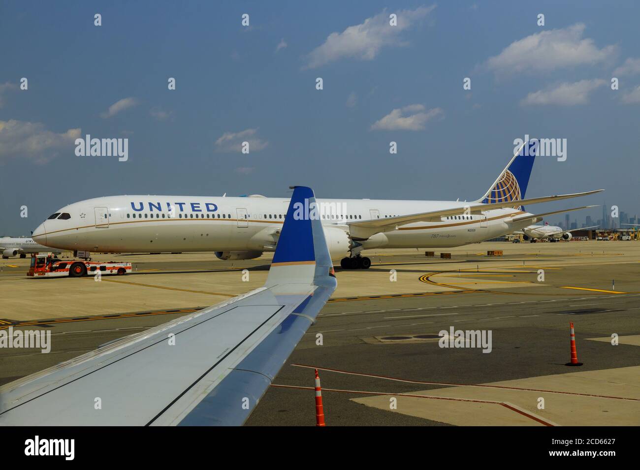 NEWARK, NJ -25 AGOSTO 2020 Vista di un aereo da United Airlines UA dipinta in una livrea a tema all'aeroporto internazionale Newark Liberty EWR in New Jersey Foto Stock
