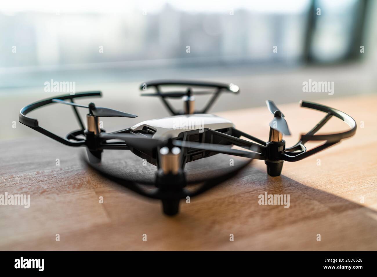 Piccolo giocattolo per droni per bambini gioca all'interno. Tecnologia dei droni miniaturizzati con fotocamera per volare a casa. Stile di vita dei gadget divertenti Foto Stock