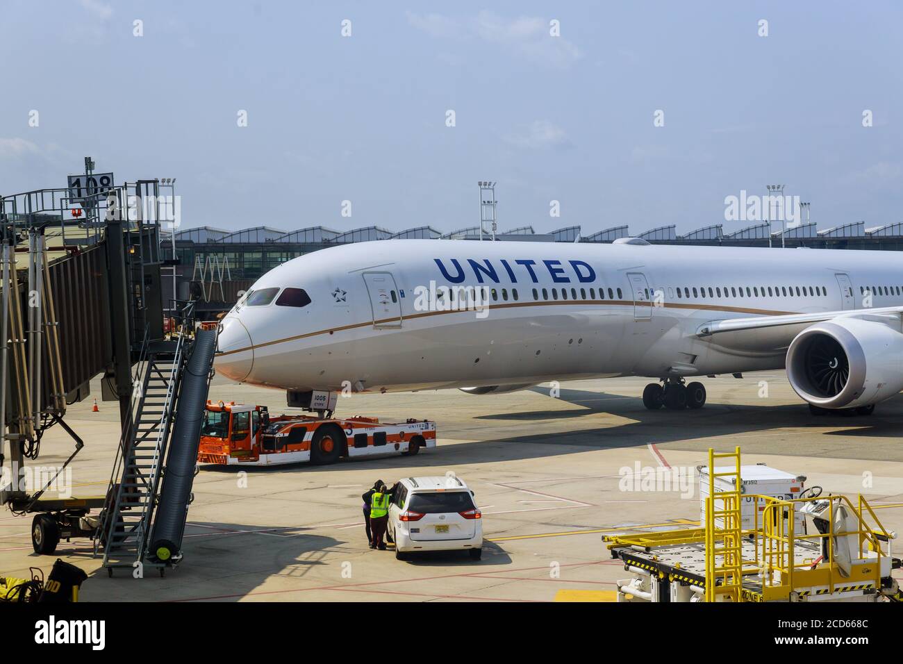 NEWARK, NJ -25 AGOSTO 2020 aereo passeggeri vista aeroporto con aeroplani e veicoli di servizio vicino imbarco terminal aeroporto internazionale Foto Stock