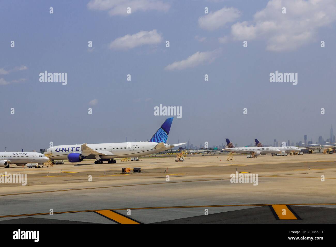 NEWARK, NJ -25 AGOSTO 2020 UNA flotta di aerei della United Airlines in servizio sul asfalto degli Stati Uniti è diventata il mondo all'aeroporto internazionale Newark Liberty EWR nel New Jersey, Stati Uniti Foto Stock