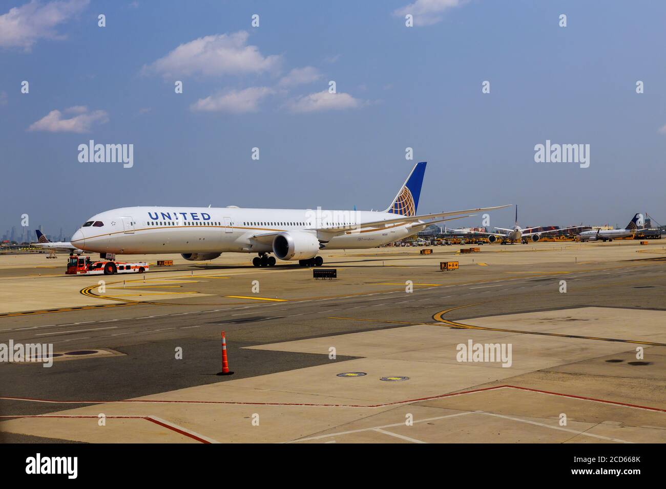 NEWARK, NJ -25 AGOSTO 2020 Newark Liberty International Airport EWR in New Jersey, Stati Uniti alla vista di un aereo da compagnia regionale United Express da United Airlines UA Foto Stock