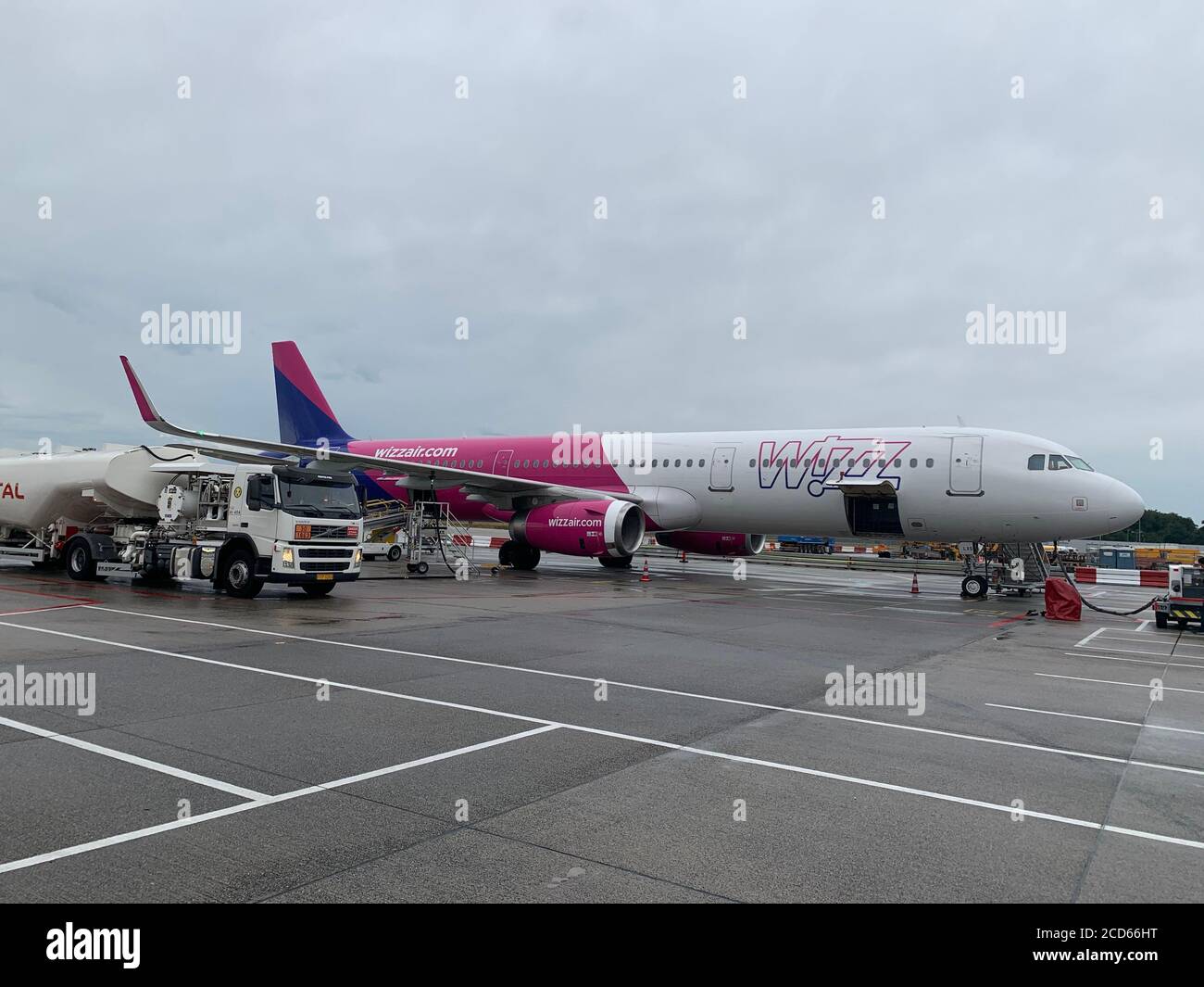 Airbus A321 Wizz aereo jet passeggeri all'aeroporto di Eindhoven. Eindhoven, Brabante del Nord / Paesi Bassi. Foto Stock