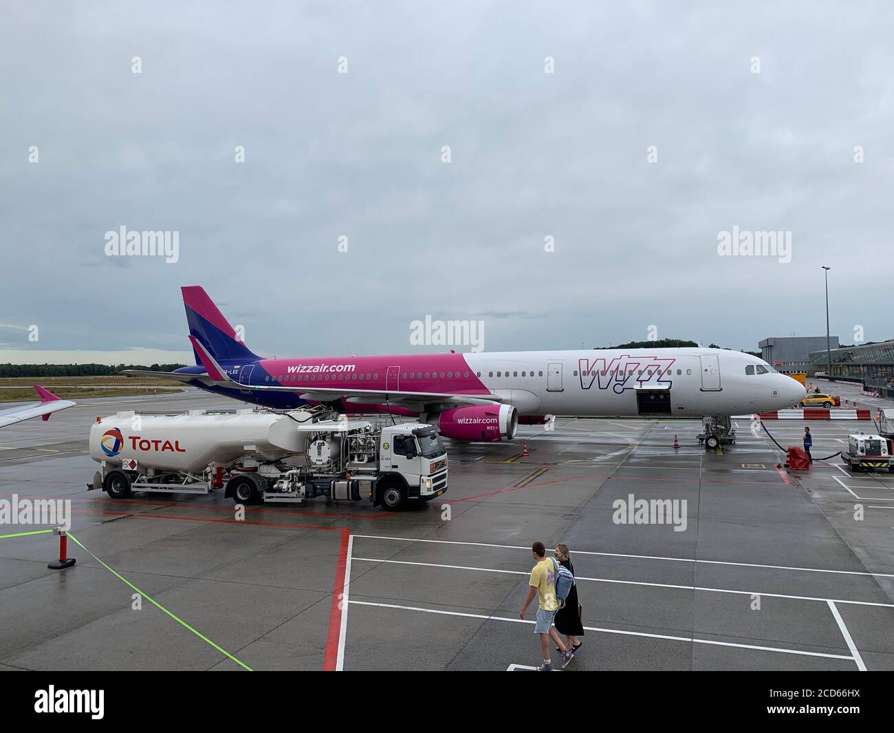 Airbus A321 Wizz aereo jet passeggeri all'aeroporto di Eindhoven. Eindhoven, Brabante del Nord / Paesi Bassi. Foto Stock