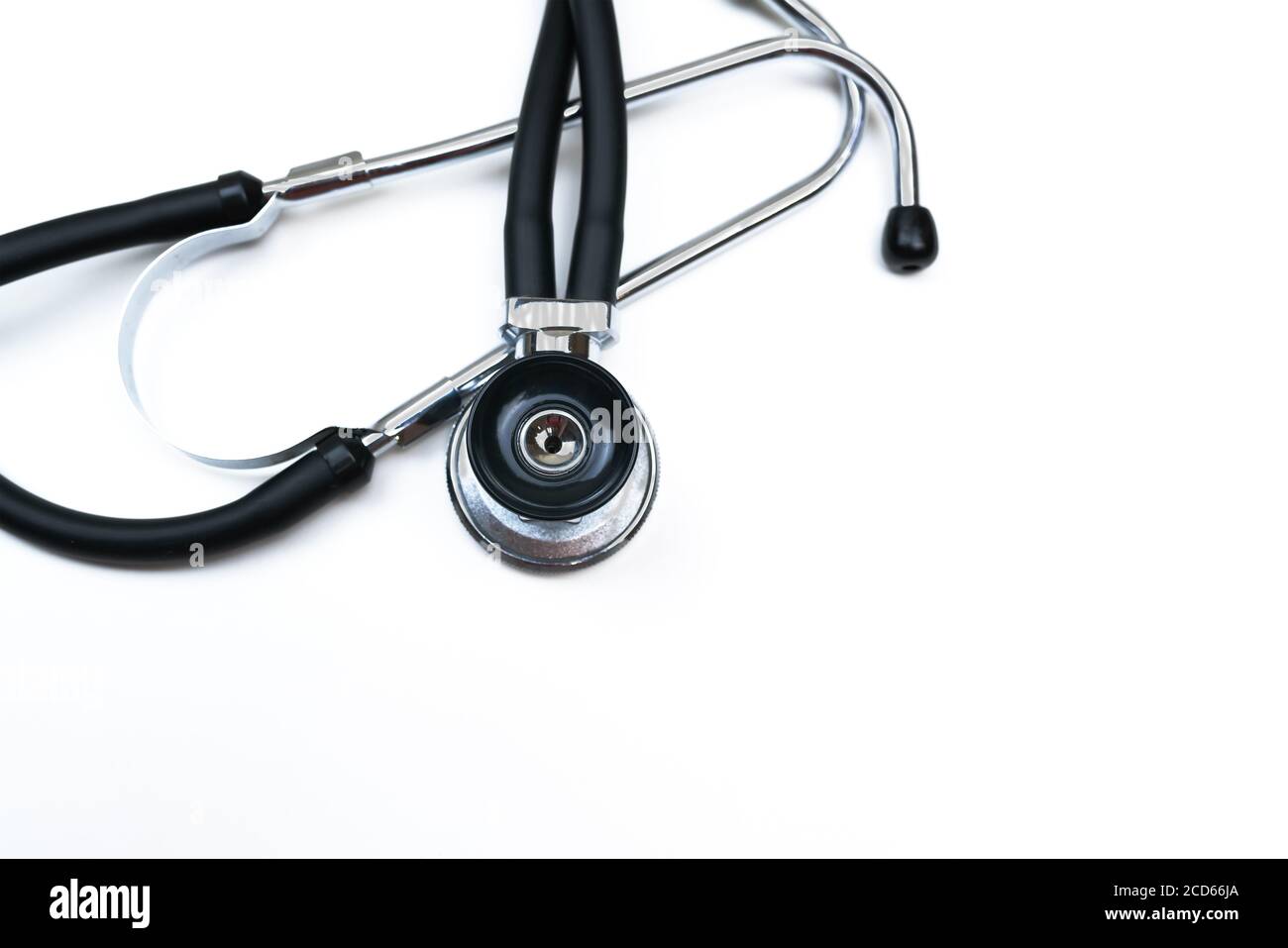 Fonendoscopio nero con stetoscopio isolato su sfondo bianco con spazio di copia al centro. Messa a fuoco selettiva. Concetto medico. Foto Stock