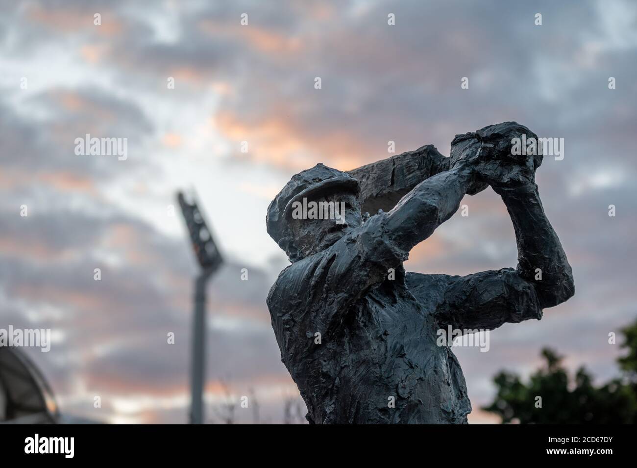 Statua di Sir Donald Bradman fuori Adelaide Oval al tramonto Foto Stock