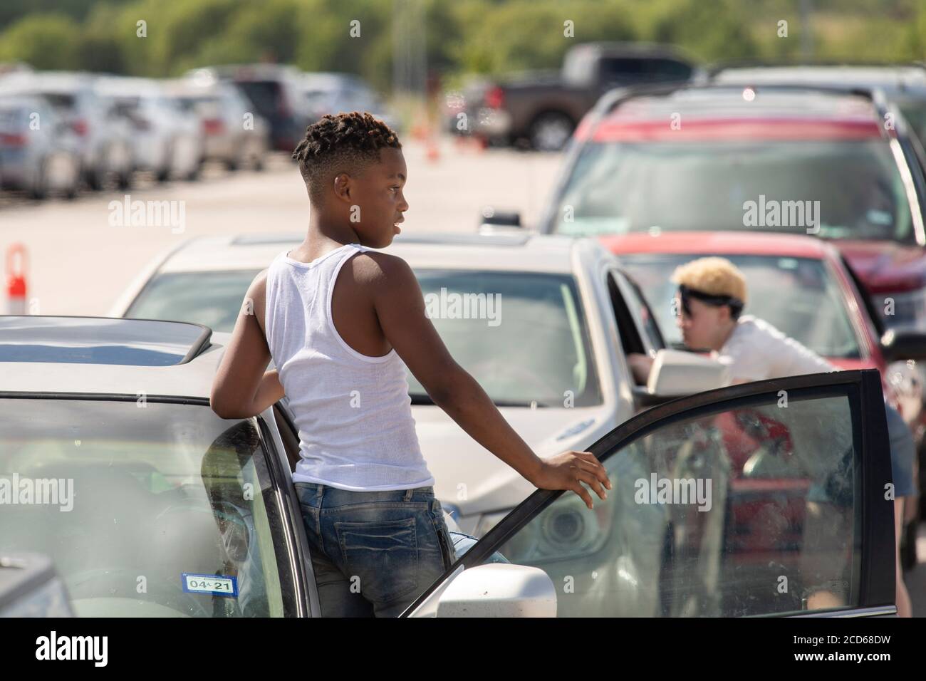 Austin, Texas USA 26 agosto 2020: Centinaia di auto provenienti dalla costa orientale del Texas e sud-ovest della Louisiana aspettano in fila un centro di evacuazione dell'uragano Laura, creato dai funzionari di Austin presso le aree di parcheggio del circuito delle Americhe. Gli autisti che arrivano in anticipo hanno ricevuto buoni per le camere d'hotel. Una volta esauriti, gli autisti sono stati indirizzati ad altri centri di evacuazione a Waco e Dallas. Laura dovrebbe fare la caduta di terra durante la notte come una tempesta di categoria 4 e devastare lungo le coste del Texas e della Louisiana e l'entroterra. Credit: Bob Daemmrich/Alamy Live News Foto Stock