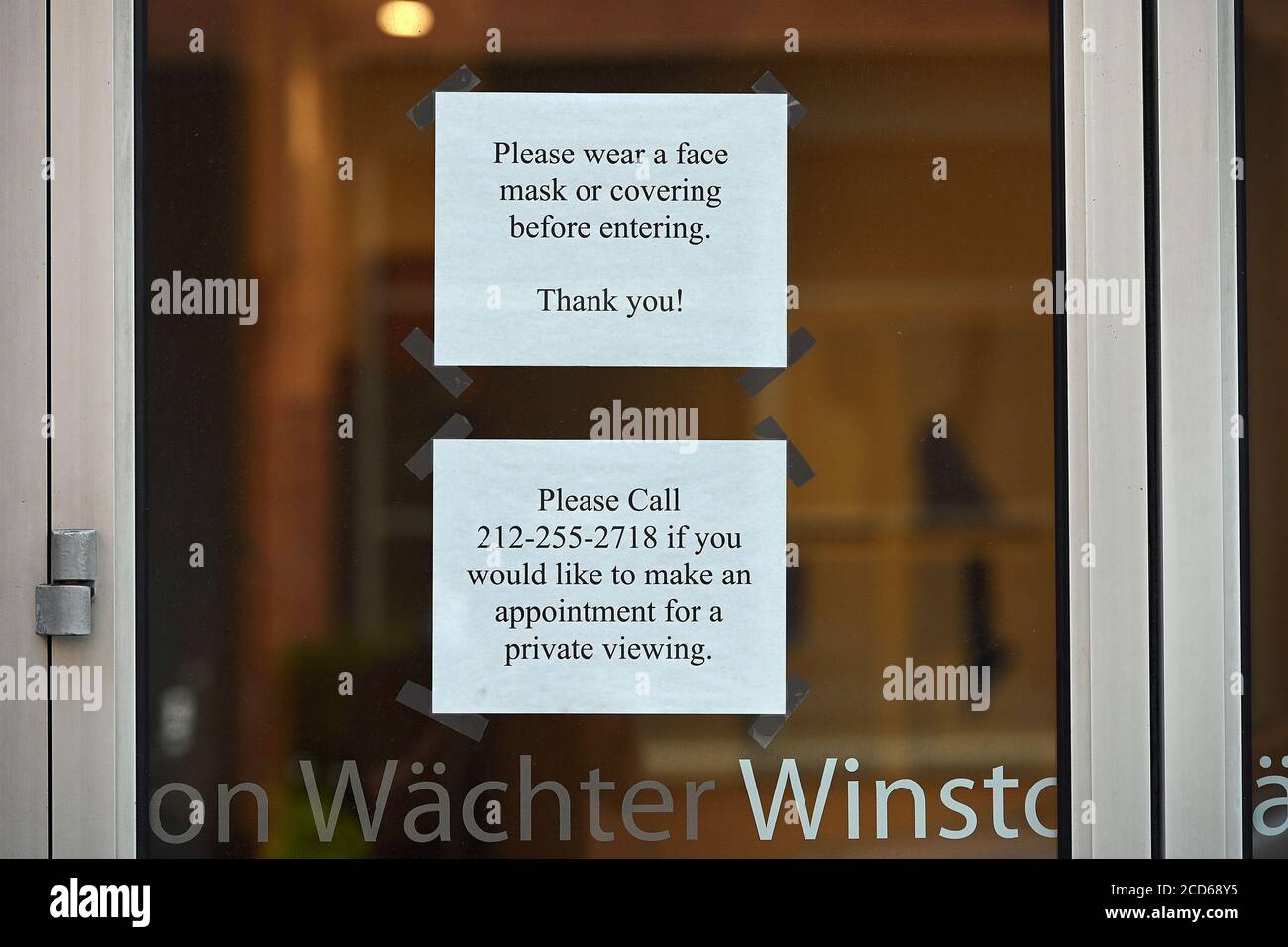 New York City, Stati Uniti. 26 Agosto 2020. Due note pubblicate sulla porta della galleria d'arte Winstorn Wachter, aperta su appuntamento, nella sezione Chelsea di Manhattan, New York, NY, 26 agosto 2020. Musei, gallerie e altre istituzioni culturali di New York hanno ricevuto il via libera per iniziare la riapertura questa settimana dopo essere stati chiusi a causa della pandemia del Covid-19. (Anthony Behar/Sipa USA) Credit: Sipa USA/Alamy Live News Foto Stock