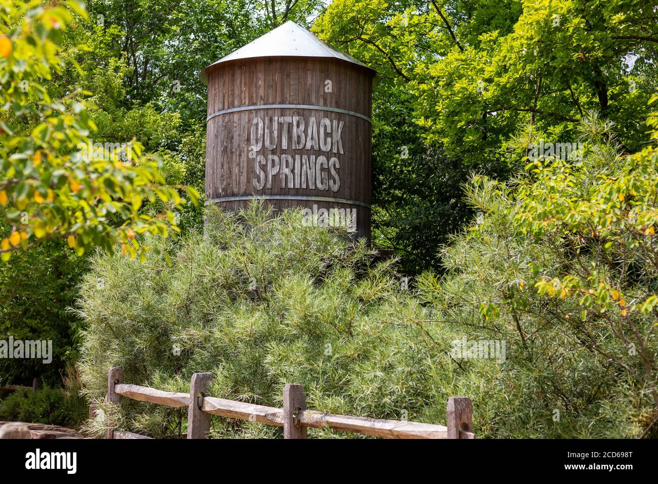 Una torre d'acqua rustica sorge a Outback Springs, parte della parte Australian Adventure dello Zoo per bambini di Fort Wayne. Foto Stock