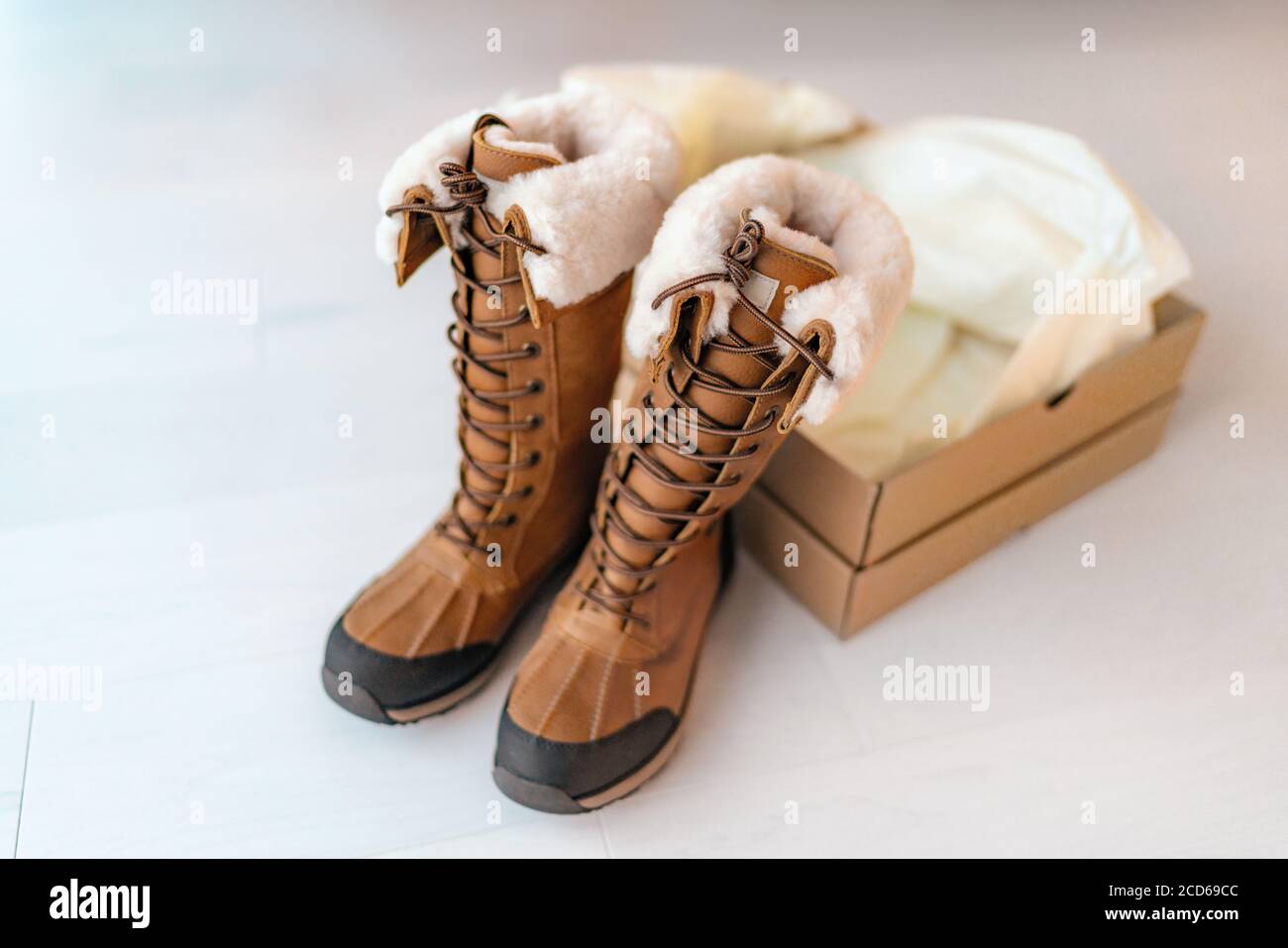 Nuovi scarponi da trekking invernali con shoebox aperto acquisto di nuove  scarpe online shopping da casa. Scarpe di lusso alte in pelle di pecora e  pelle impermeabile per l'inverno Foto stock -