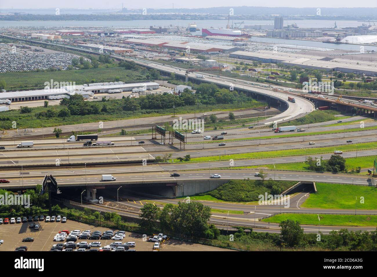 Superstrada sopraelevata la curva del ponte sospeso, vista aerea strada panoramica Newark NJ USA Foto Stock