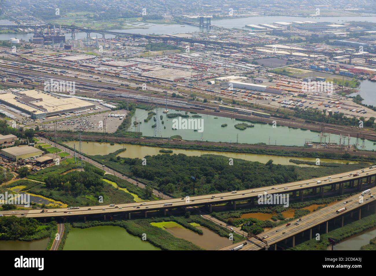 Volo in drone aereo sullo svincolo autostradale del raccordo stradale Vista dall'alto Newark NJ USA Foto Stock