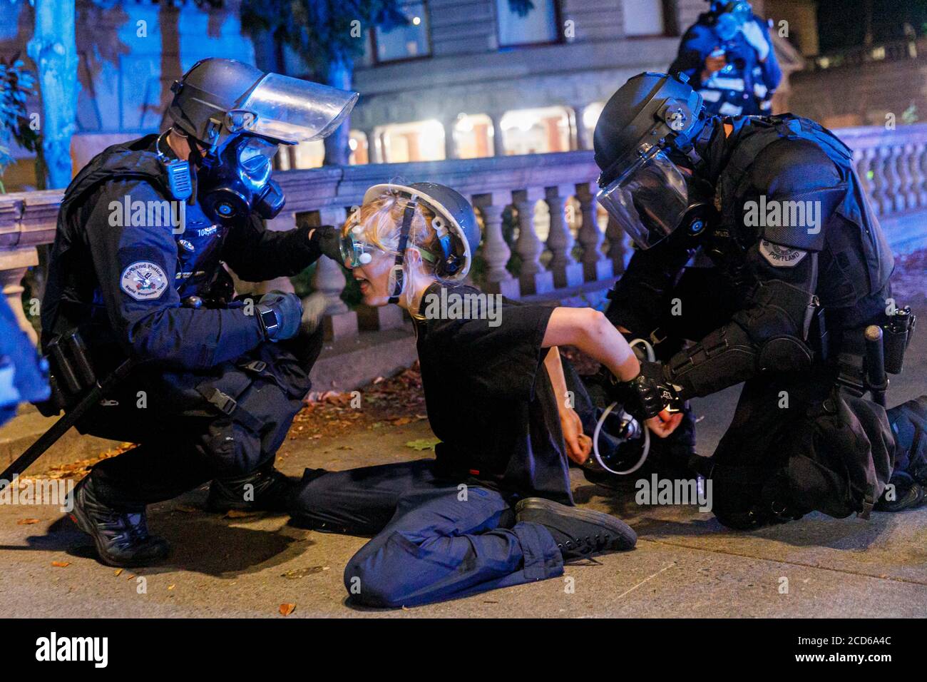 Portland, Stati Uniti. 26 Agosto 2020. La polizia arresta numerosi dimostranti. Duecento manifestanti hanno attaccato Portland, il municipio dell'Oregon, la notte del 25 agosto 2020, nella 90a notte consecutiva della questione Black Lives e delle proteste per la brutalità della polizia. Alcune finestre sono state rotte e una rivolta è stata dichiarata a circa 11 pm; la polizia ha caricato più volte e fatto arresti multipli. (Foto di John Rudoff/Sipa USA) Credit: Sipa USA/Alamy Live News Foto Stock