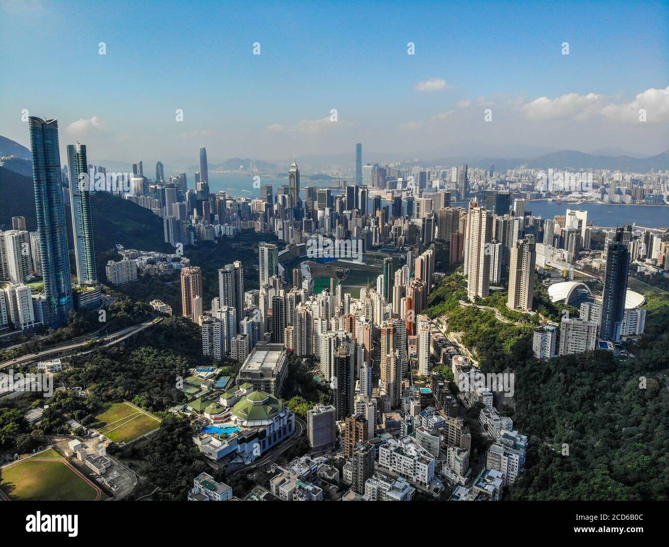 Una fotografia aerea scattata sopra Happy Valley, Hong Kong, guardando verso Wanchai e Victoria Harbour. Foto Stock
