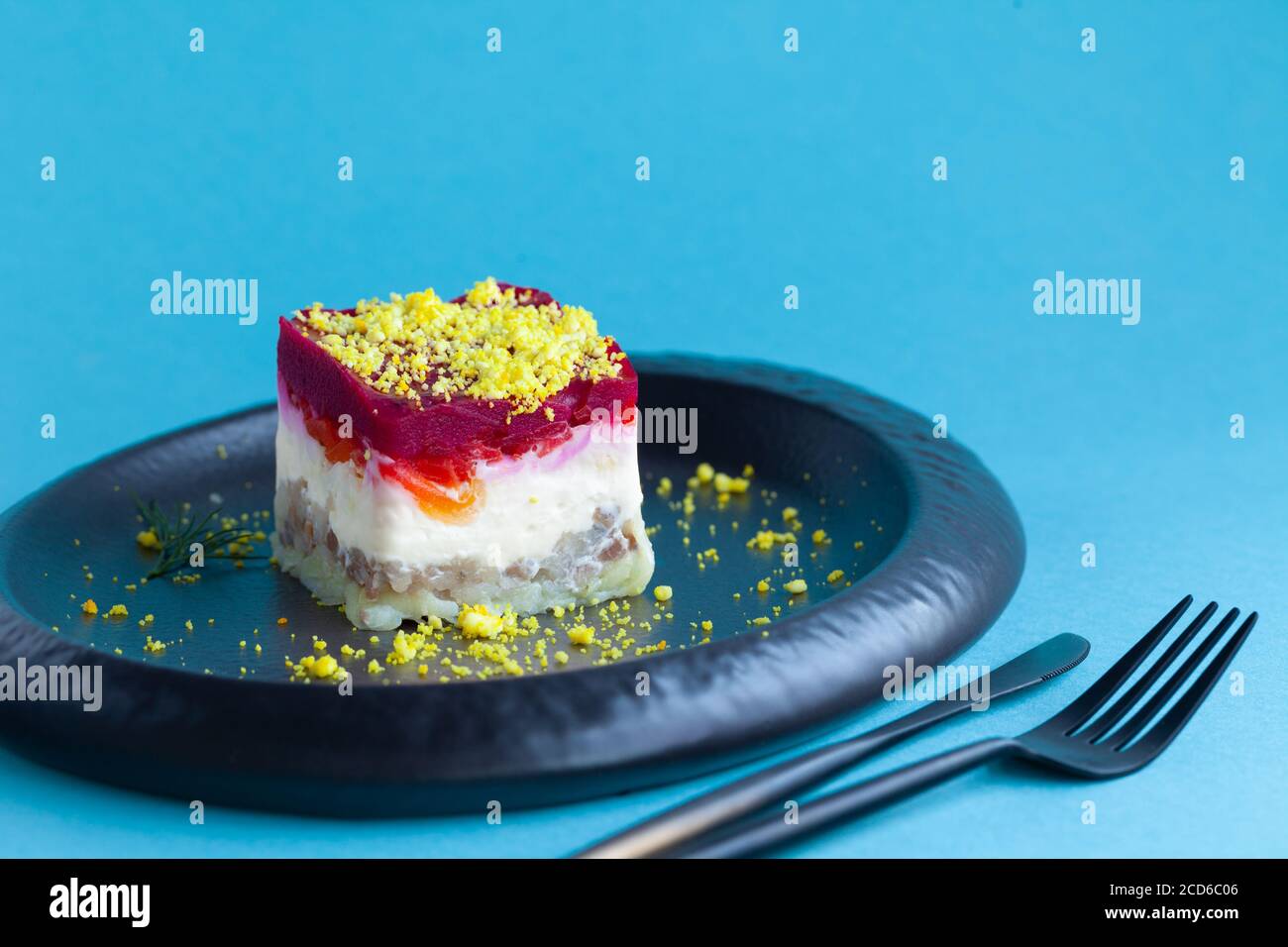 Insalata tradizionale aringa sotto un cappotto di pelliccia con maionese Foto Stock