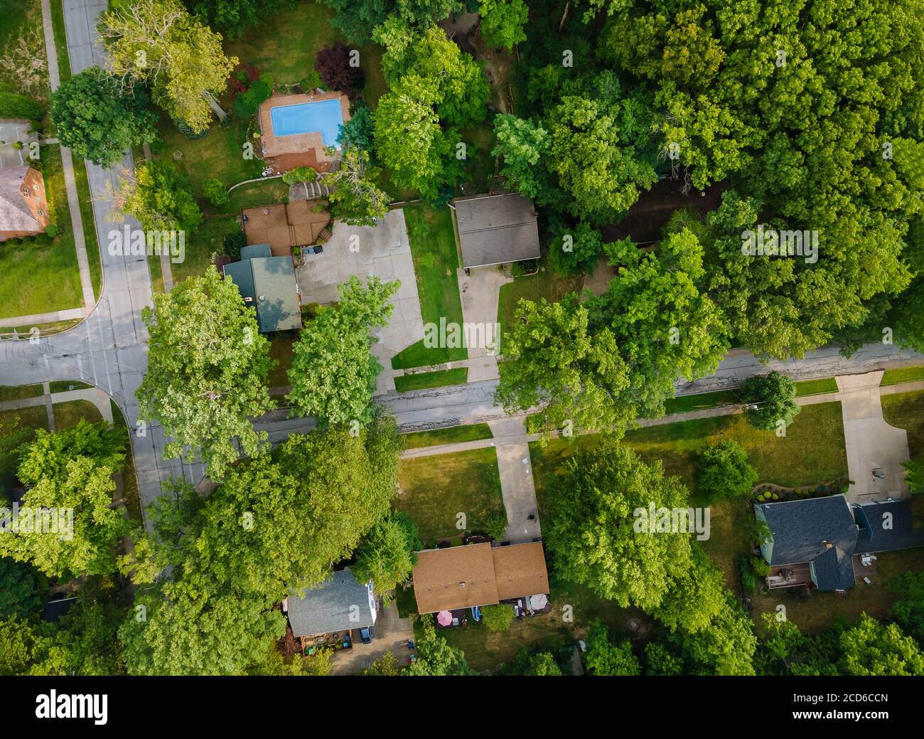 Zona notte residenziale in strada in una piccola città Nella moderna area ricreativa con vista aerea di Cleveland Ohio STATI UNITI Foto Stock