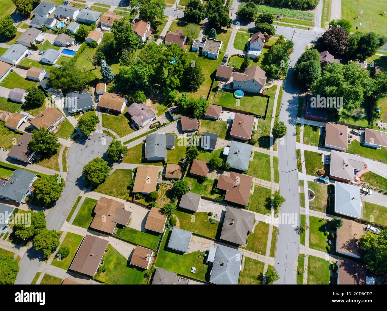Tetti aerei delle case nel paesaggio urbano di Una piccola zona notte Cleveland Ohio USA Foto Stock