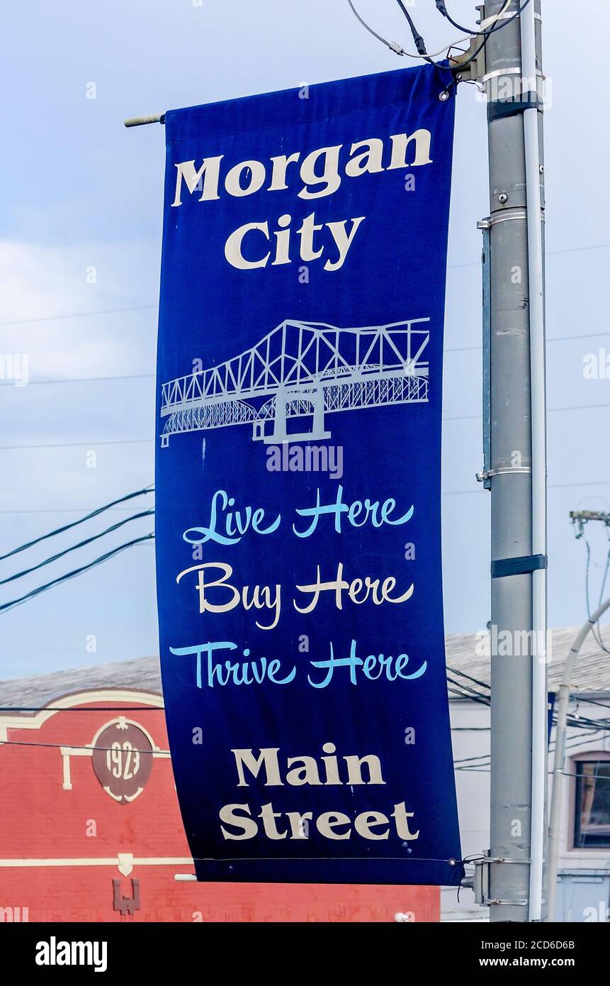 Un banner è appeso su Main Street che incoraggia le persone a vivere, fare acquisti e prosperare localmente, il 25 agosto 2020, a Morgan City, Louisiana. Foto Stock