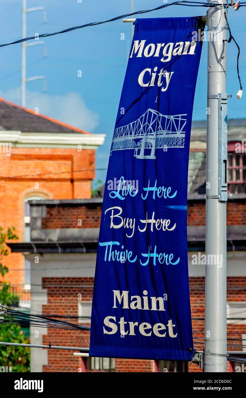 Un banner è appeso su Main Street che incoraggia le persone a vivere, fare acquisti e prosperare localmente, il 25 agosto 2020, a Morgan City, Louisiana. Foto Stock