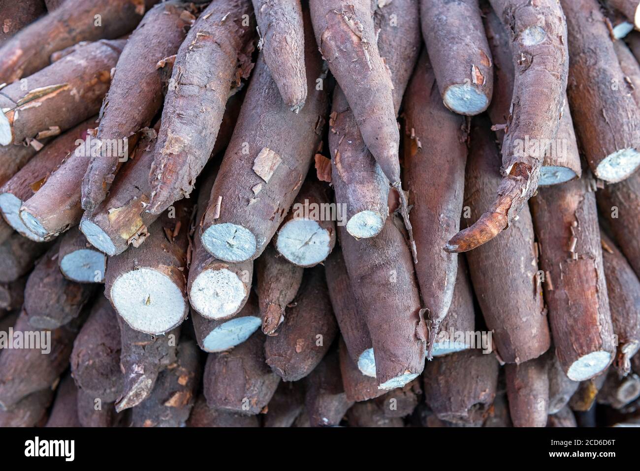 Un mucchio di radice di manioca, manioca o yuca su un mercato vegetale locale a Cusco, Perù. Foto Stock