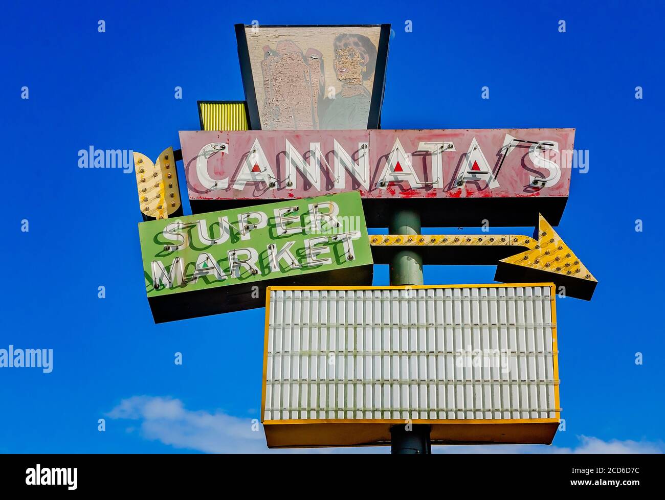 Un originale cartello al neon nello stile dell'architettura Googie pubblicizza Cannata's Market, 25 agosto 2020, a Morgan City, Louisiana. Foto Stock