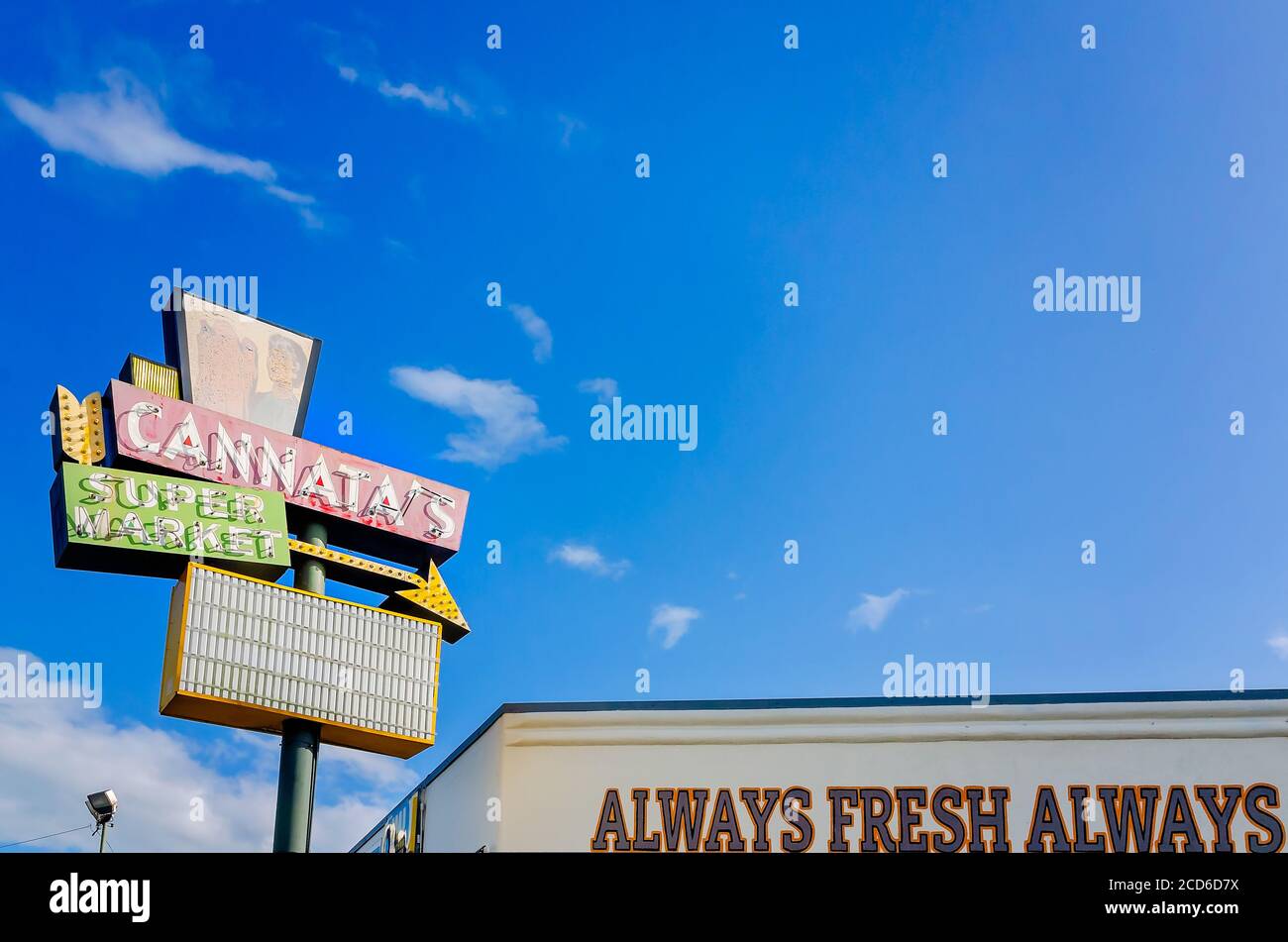 Un originale cartello al neon nello stile dell'architettura Googie pubblicizza Cannata's Market, 25 agosto 2020, a Morgan City, Louisiana. Foto Stock