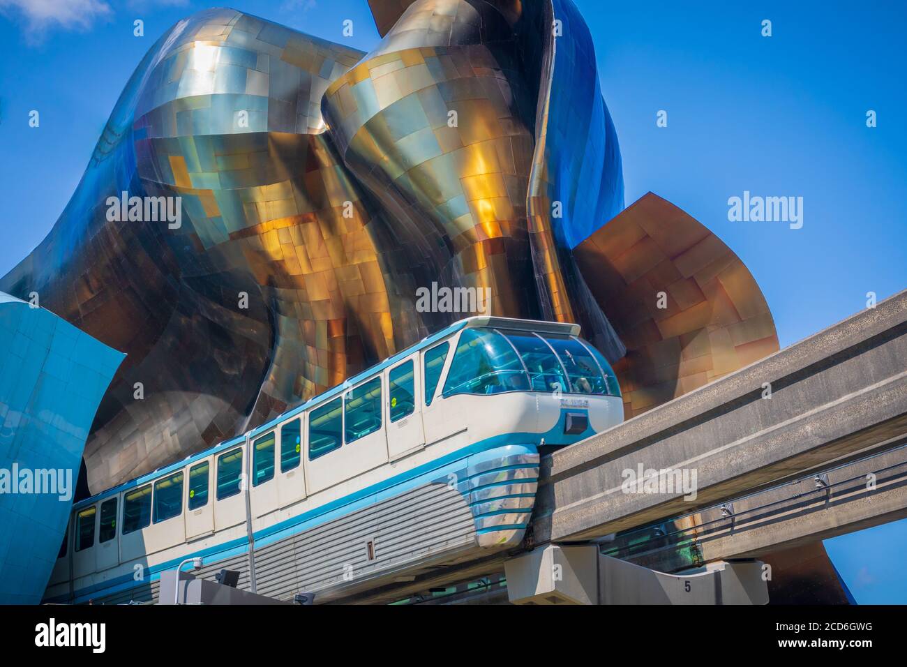 Space Needle e l'edificio Experience Music Project (EMP) del Seattle Center, con l'uscita dell'iconico treno monorotaia. Foto Stock