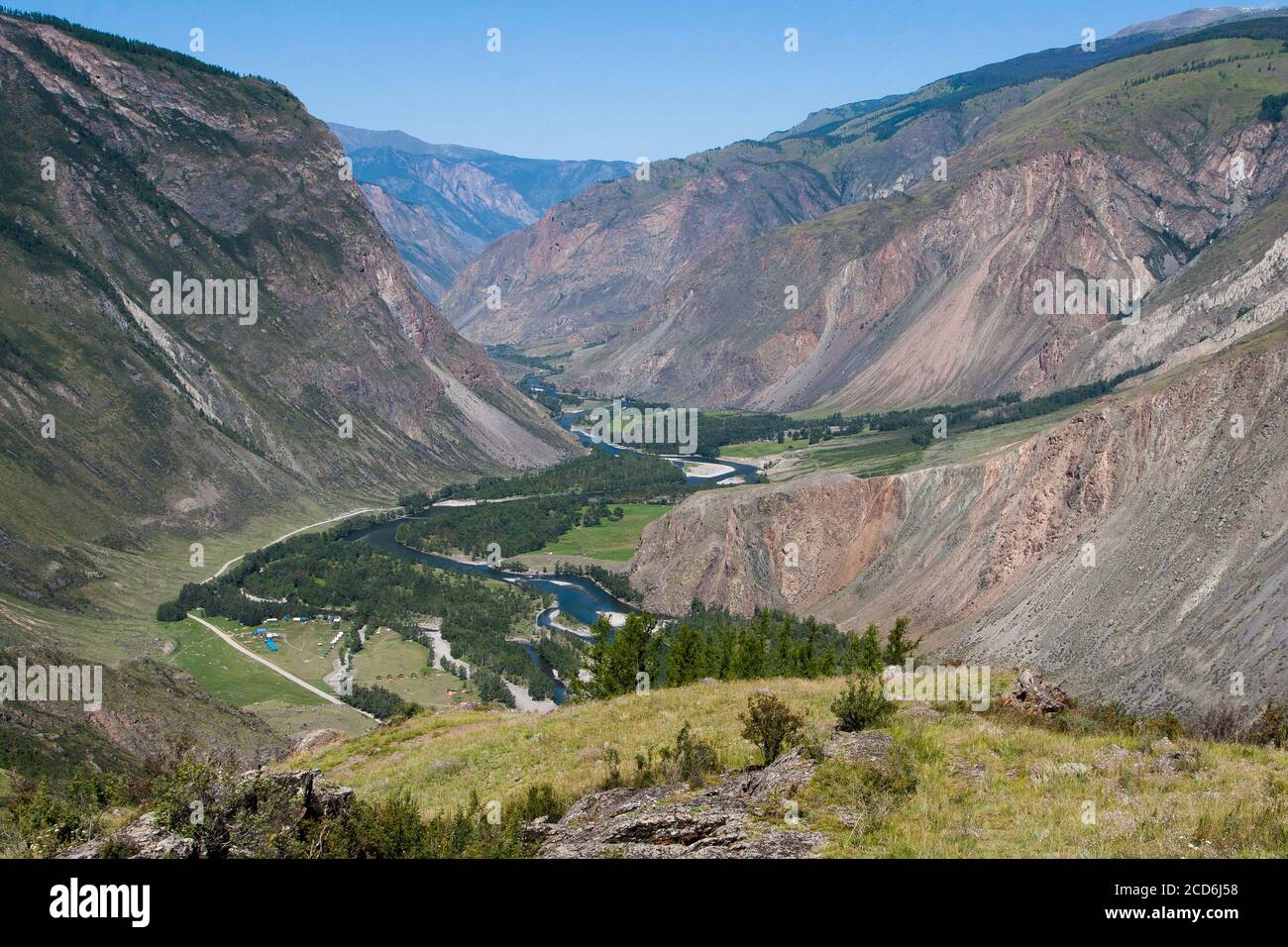 Vista sulla valle del fiume Chulyshman in estate ad Altai in Siberia. Russia. Concetto - viaggio, natura, ecologia. Foto Stock