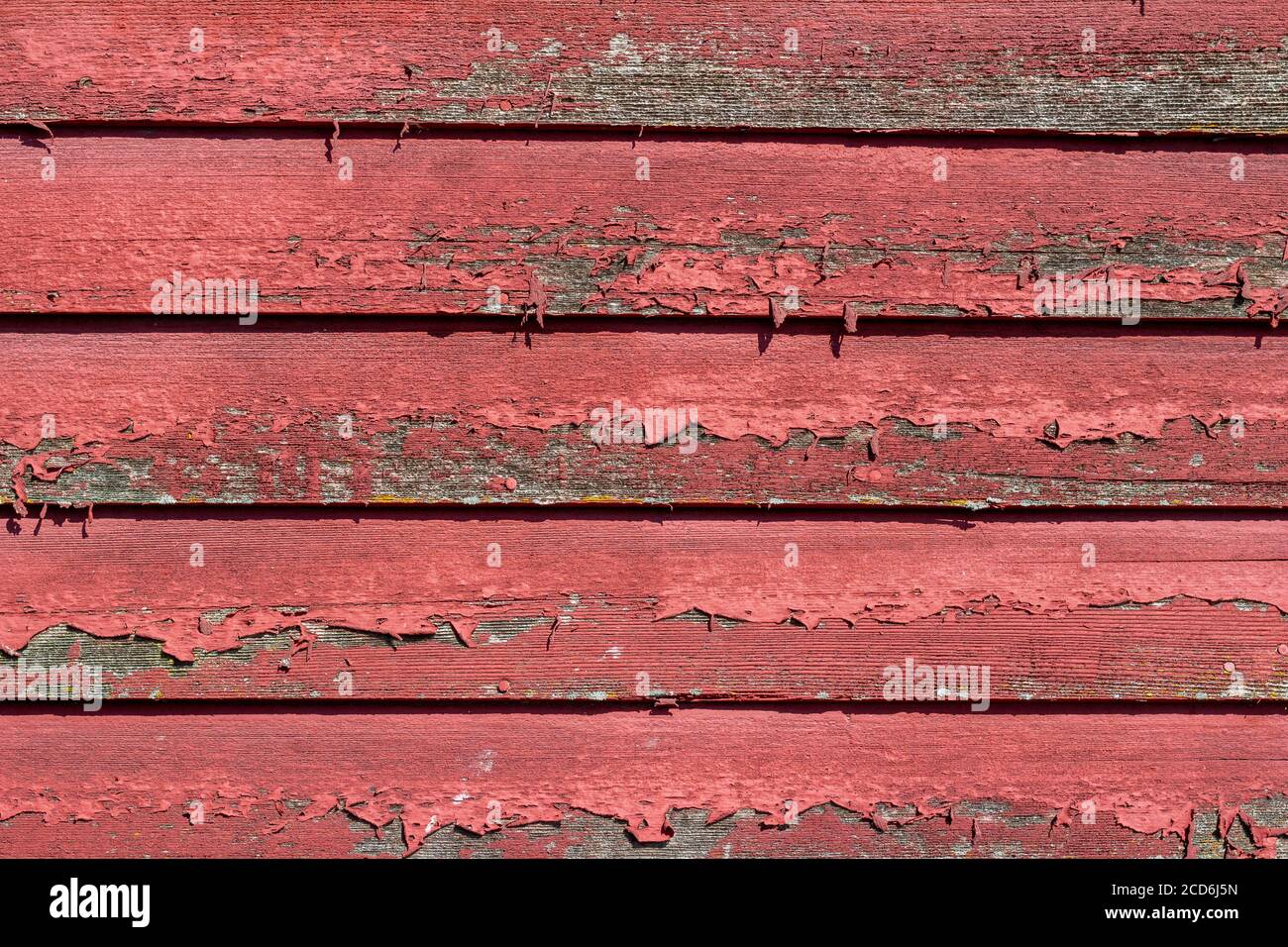 Primo piano texture sfondo vista di un antico lap di legno parete laterale con superficie resistente agli agenti atmosferici e vernice rossa Foto Stock