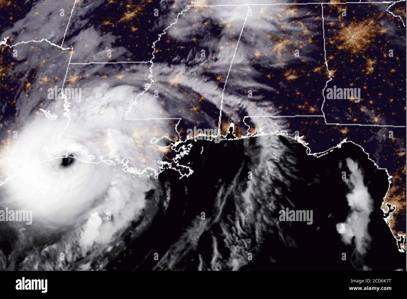 L'uragano Laura ha fatto la caduta di terra a Cameron, Louisiana appena prima della mezzanotte come un uragano forte di categoria 4 con venti sostenuti di 150 mph e raffiche del vento fino a 185 mph. (STATI UNITI) Foto Stock