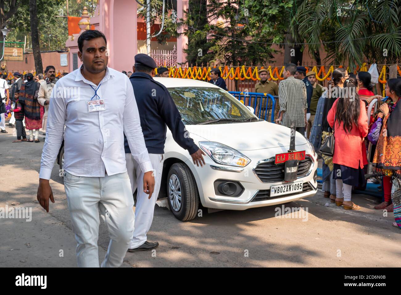 L’auto del governatore è arrivata a Ramakrishna Math durante Kolpotoru Utsab, a Cossipore a Kolkata, Bengala Occidentale, India il 2020 gennaio Foto Stock