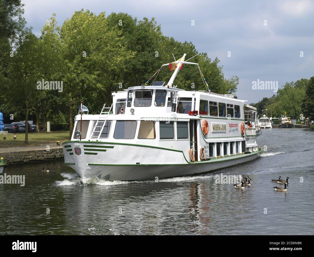 Mülheim AN DER RUHR, GERMANIA - 11 luglio 2020: Nave da passeggeri Muelheim an der Ruhr della "flotta bianca" (Weisse Flotte) sul fiume Ruhr, vicino all'ic Foto Stock