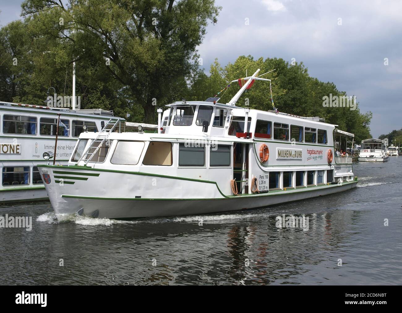 Mülheim AN DER RUHR, GERMANIA - 11 luglio 2020: Nave da passeggeri Muelheim an der Ruhr della "flotta bianca" (Weisse Flotte) sul fiume Ruhr, vicino all'ic Foto Stock