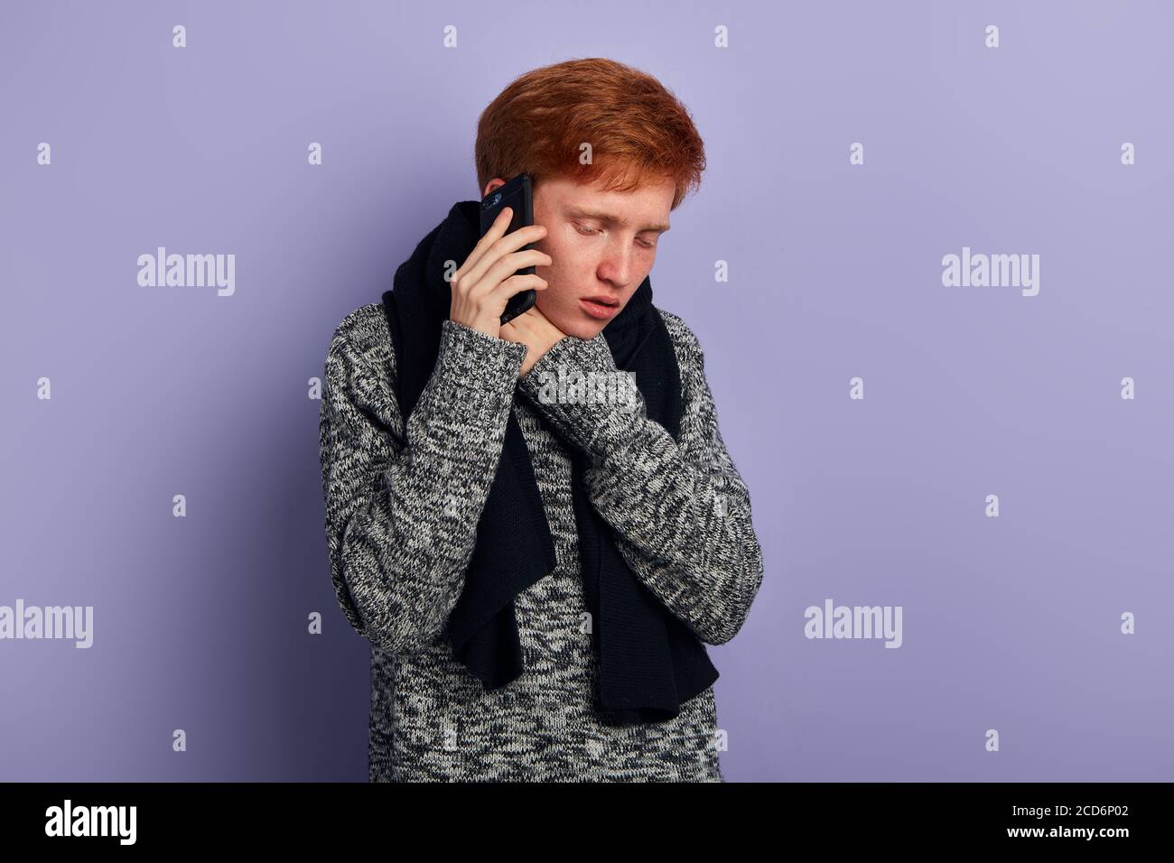 malato depresso serio uomo che chiama un'ambulanza, perché si sente molto male, soffre di alta temperatura, influenza. primo piano ritratto, isolato schiena blu Foto Stock