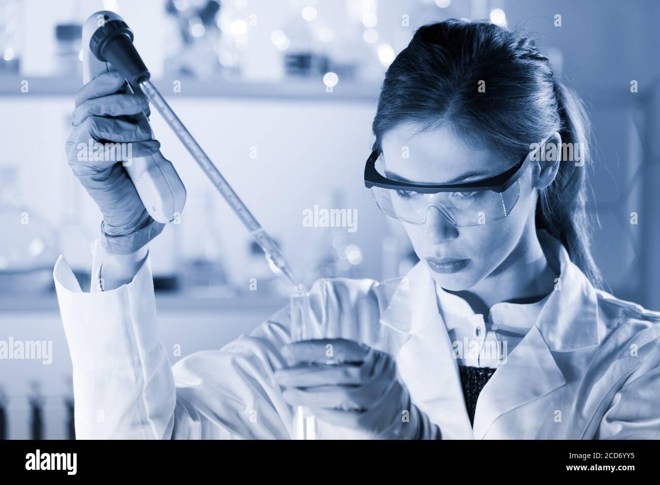 Ai giovani scienziati il pipettaggio in life science laboratory. Foto Stock