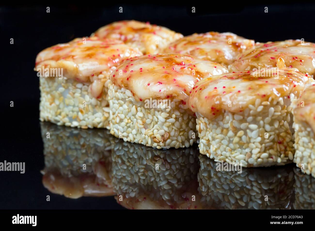 Panini di sushi con calamari, cozze e formaggio su fondo nero. Foto Stock