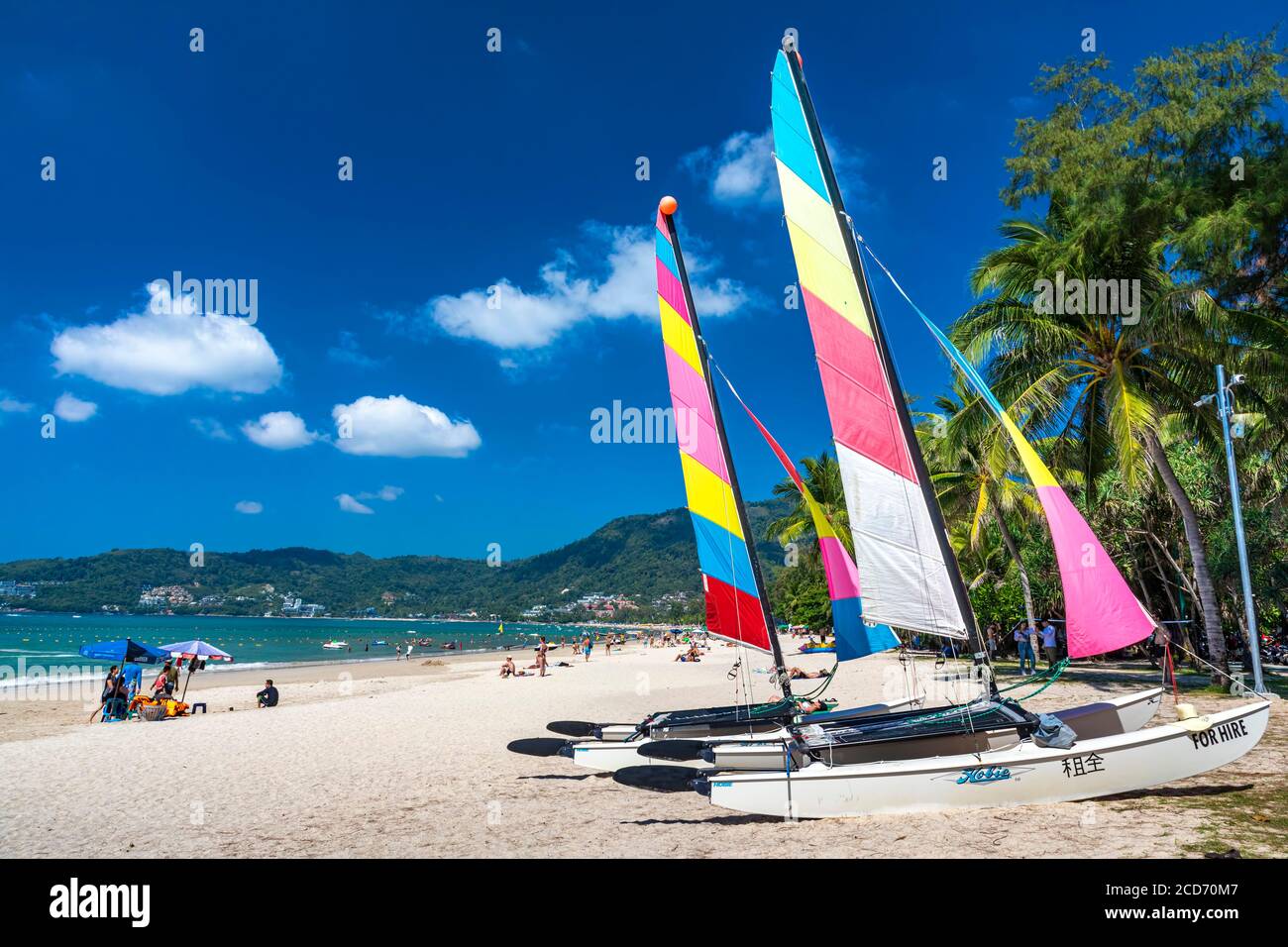 Barche a noleggio sulla spiaggia di Patong, Phuket, Thailandia Foto Stock