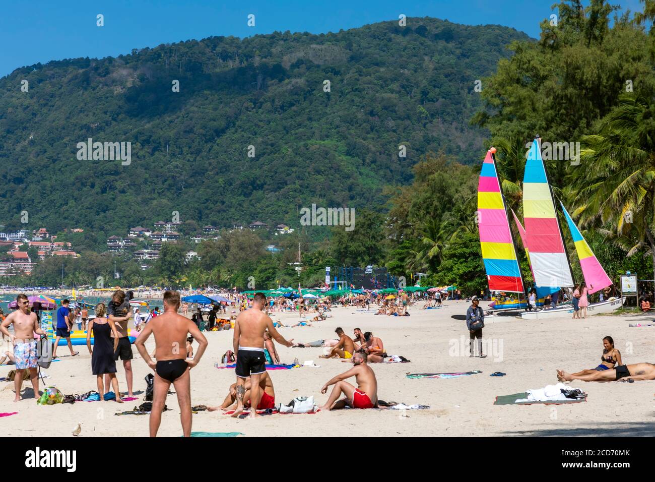 Turisti sulla spiaggia di Patong, Phuket, Thailandia Foto Stock
