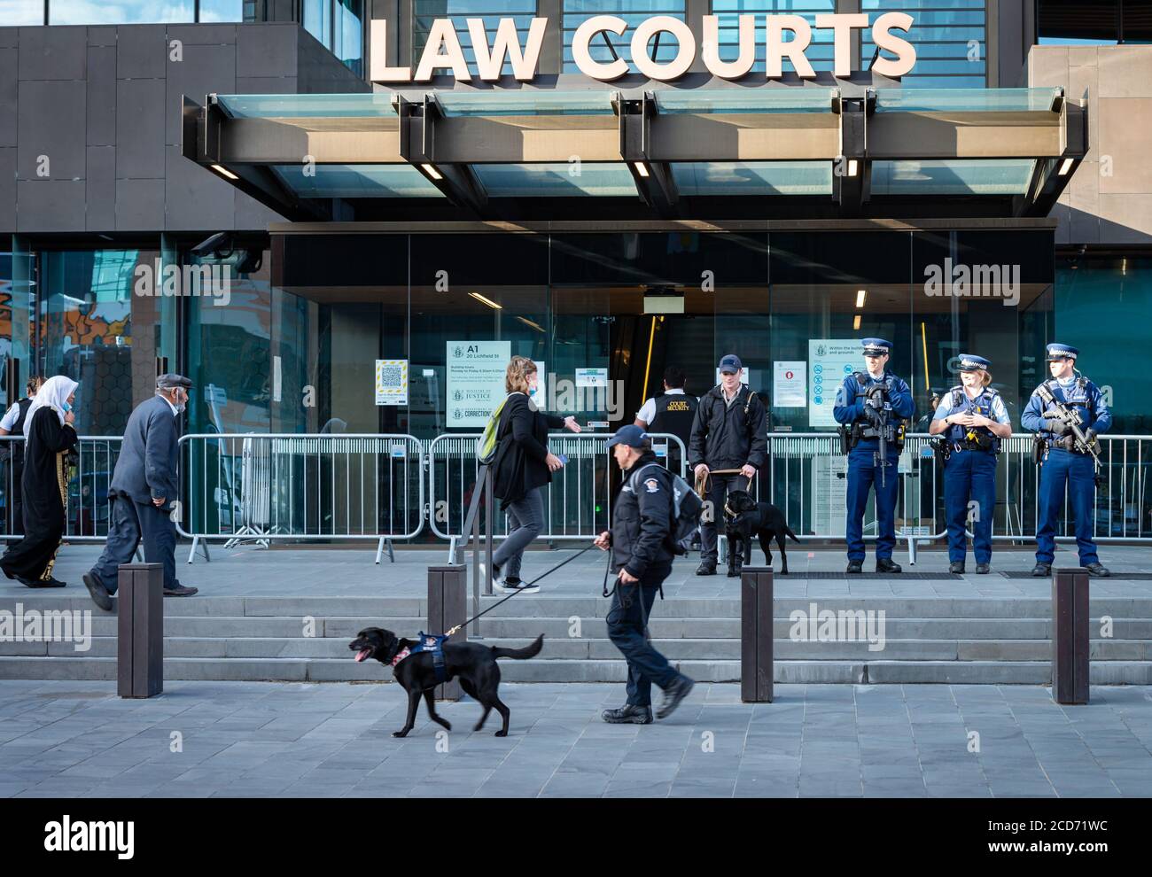 Christchurch. 27 Agosto 2020. I poliziotti si levano in piedi davanti alla Corte alta a Christchurch della Nuova Zelanda, 27 agosto 2020. Il pistolero dell'attentato terroristico dell'anno scorso contro due moschee di Christchurch in Nuova Zelanda è stato condannato all'ergastolo, ha annunciato giovedì l'alta Corte. Credit: Zhu Qiping/Xinhua/Alamy Live News Foto Stock