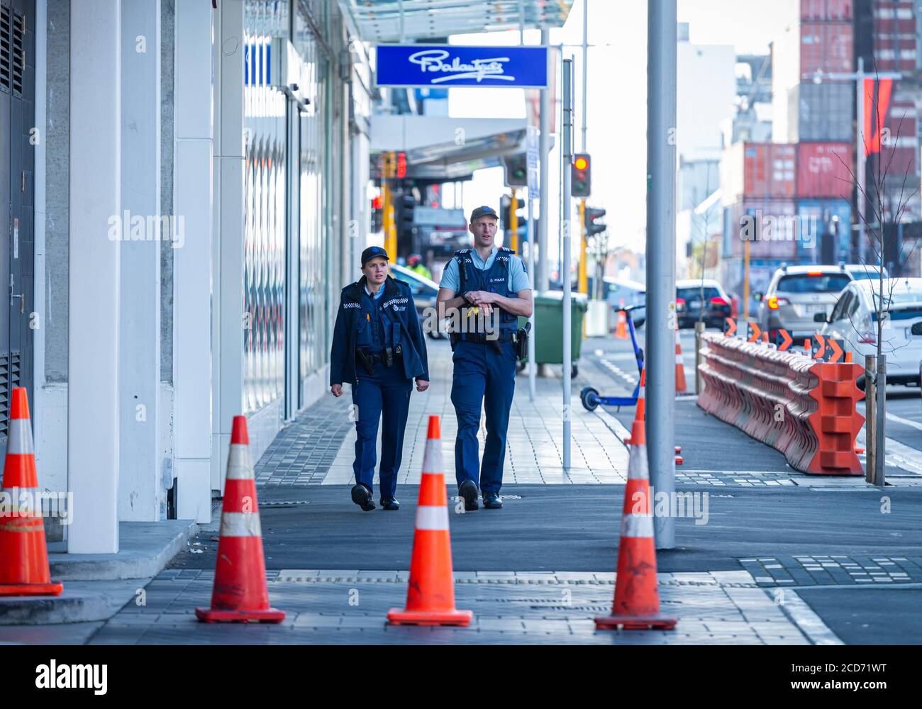 Christchurch. 27 Agosto 2020. Poliziotti pattugliano presso l'alta Corte di Christchurch della Nuova Zelanda, 27 agosto 2020. Il pistolero dell'attentato terroristico dell'anno scorso contro due moschee di Christchurch in Nuova Zelanda è stato condannato all'ergastolo, ha annunciato giovedì l'alta Corte. Credit: Zhu Qiping/Xinhua/Alamy Live News Foto Stock