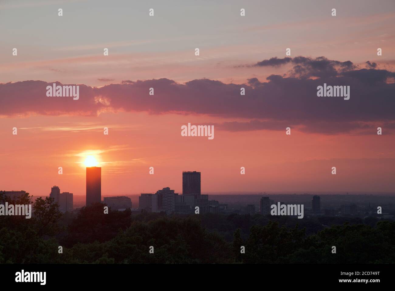 Il sole si trova in cima all'edificio di Croydon Greater London Foto Stock