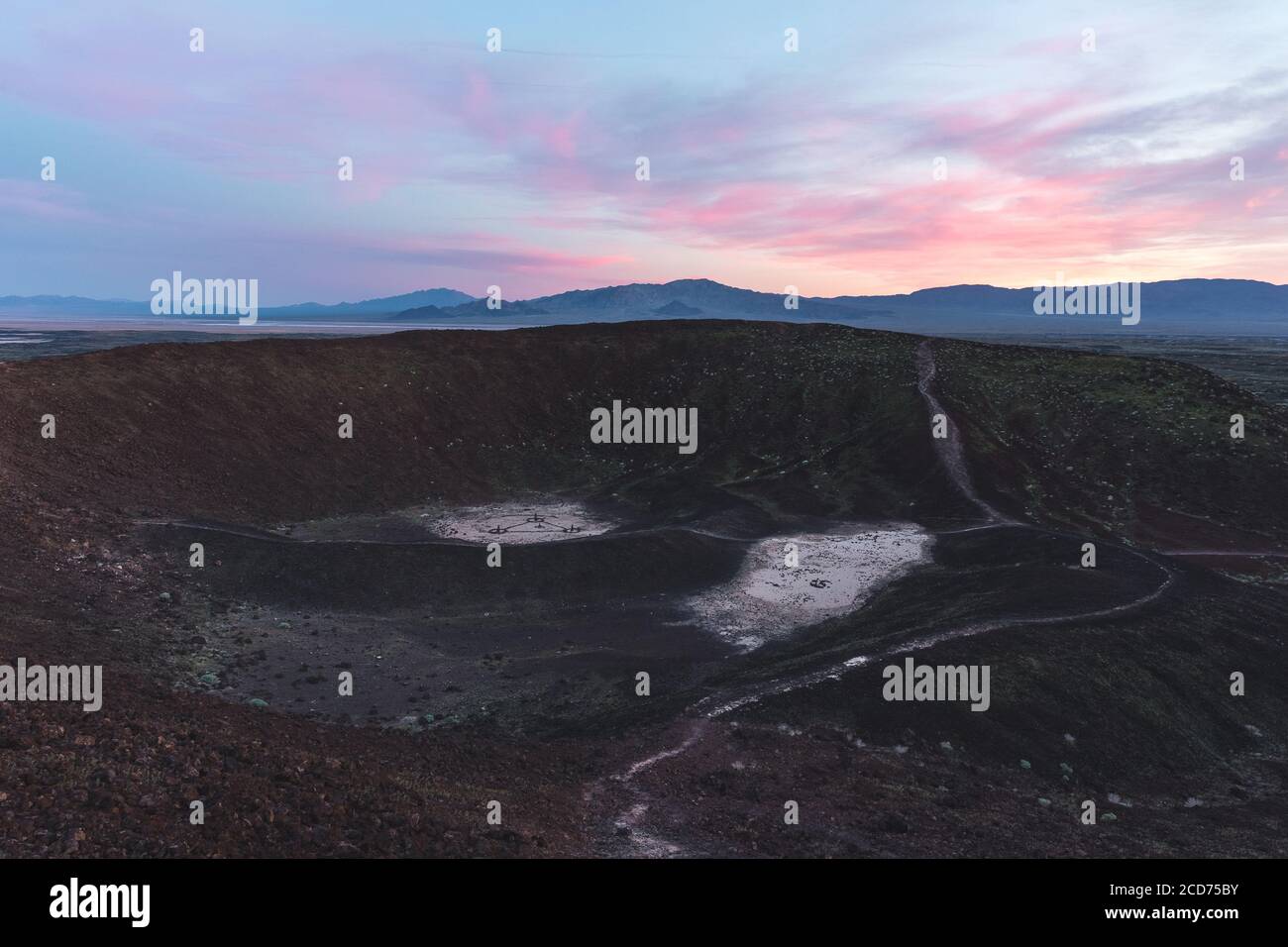 Crepuscolo colorato sopra un cratere Amboy con cono di scorie in California Foto Stock