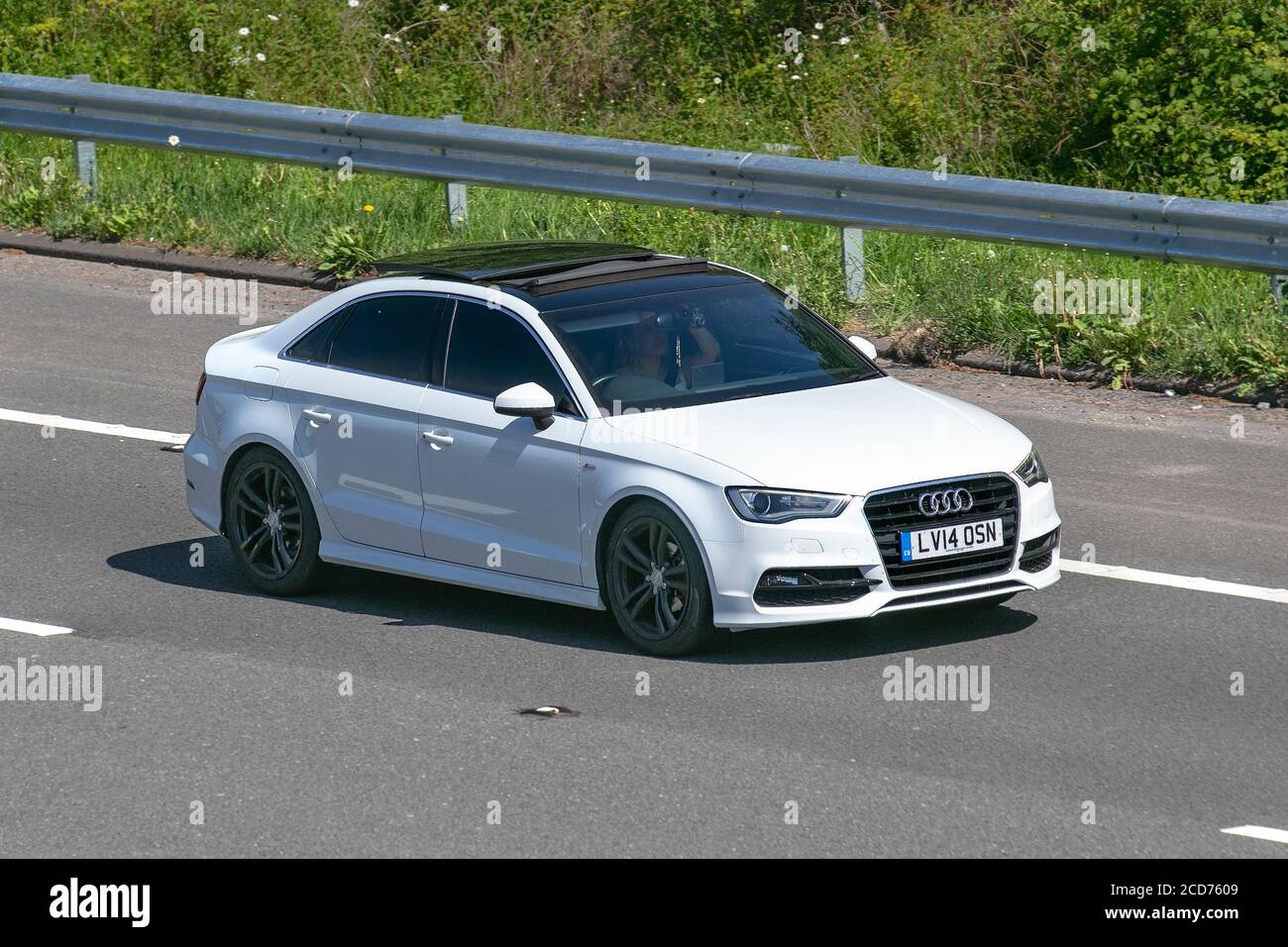 2014 bianco Audi A3 S Line TFSI S-A; veicoli veicolari, automobili che guidano veicoli su strade del Regno Unito, motori, motori sulla rete autostradale M6. Foto Stock