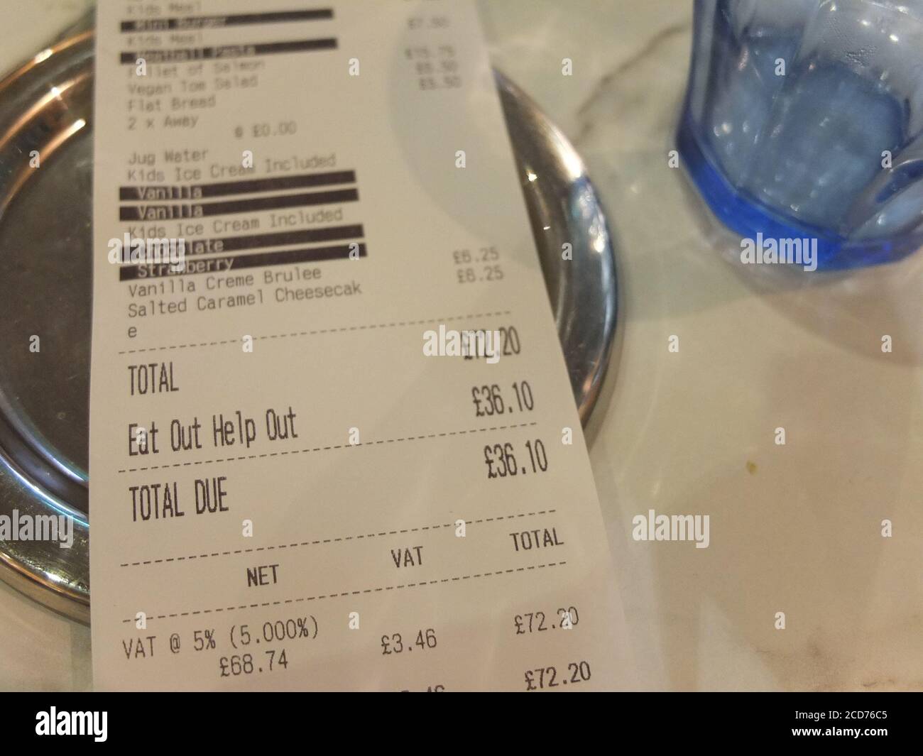 Bill in un ristorante for Eat out to Help out, il programma del governo britannico che spera di rilanciare l'economia coprendo parte del valore dei pasti fuori Foto Stock