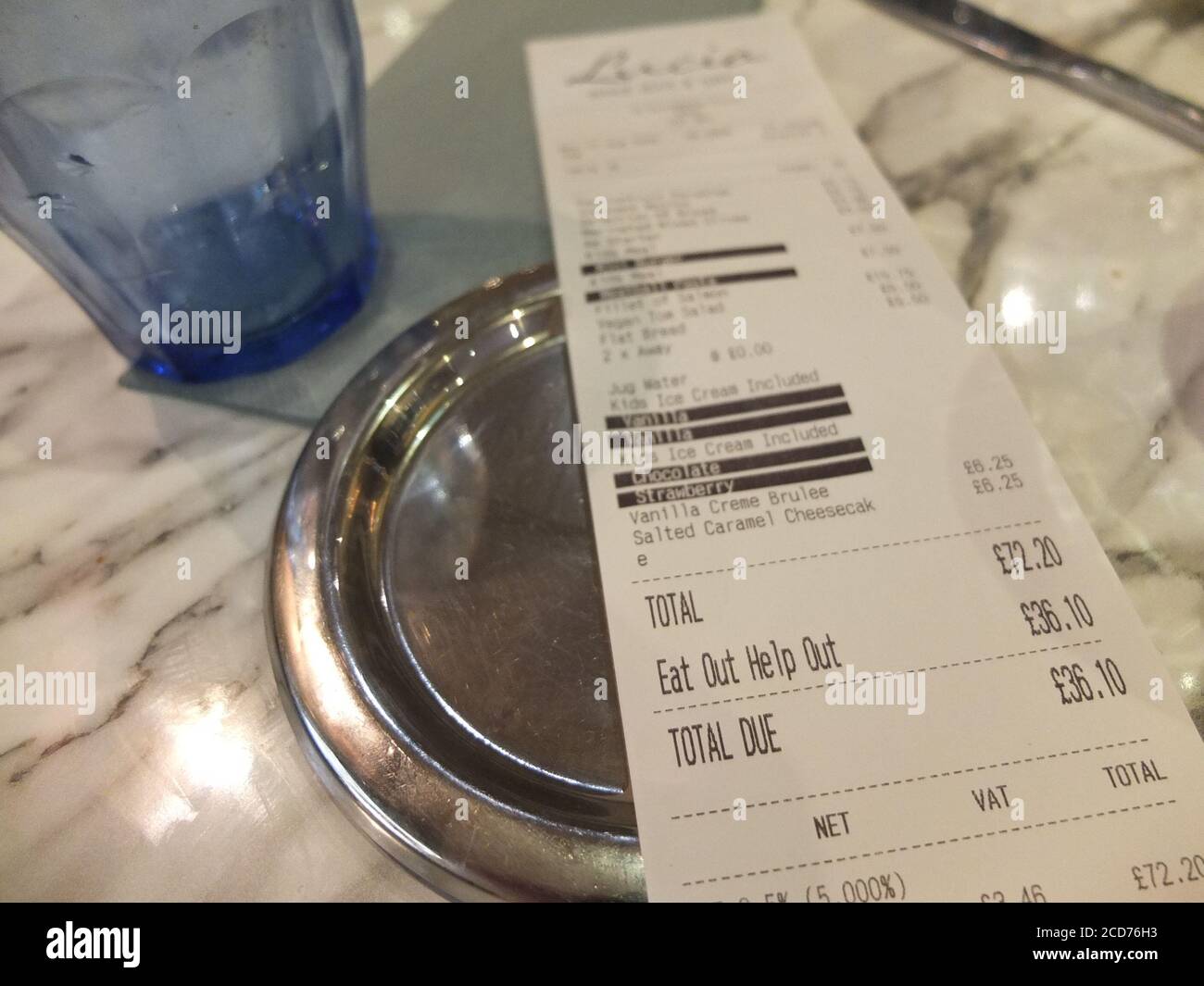 Bill in un ristorante for Eat out to Help out, il programma del governo britannico che spera di rilanciare l'economia coprendo parte del valore dei pasti fuori Foto Stock